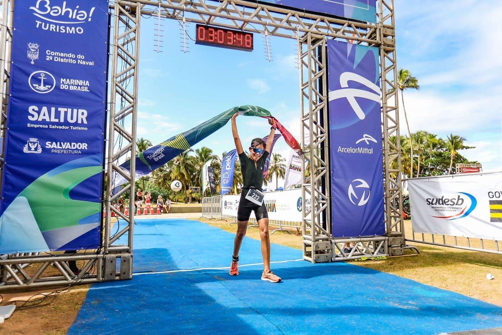 Dra. Karla cruzando a linha de chegada no Triathlon Bahia